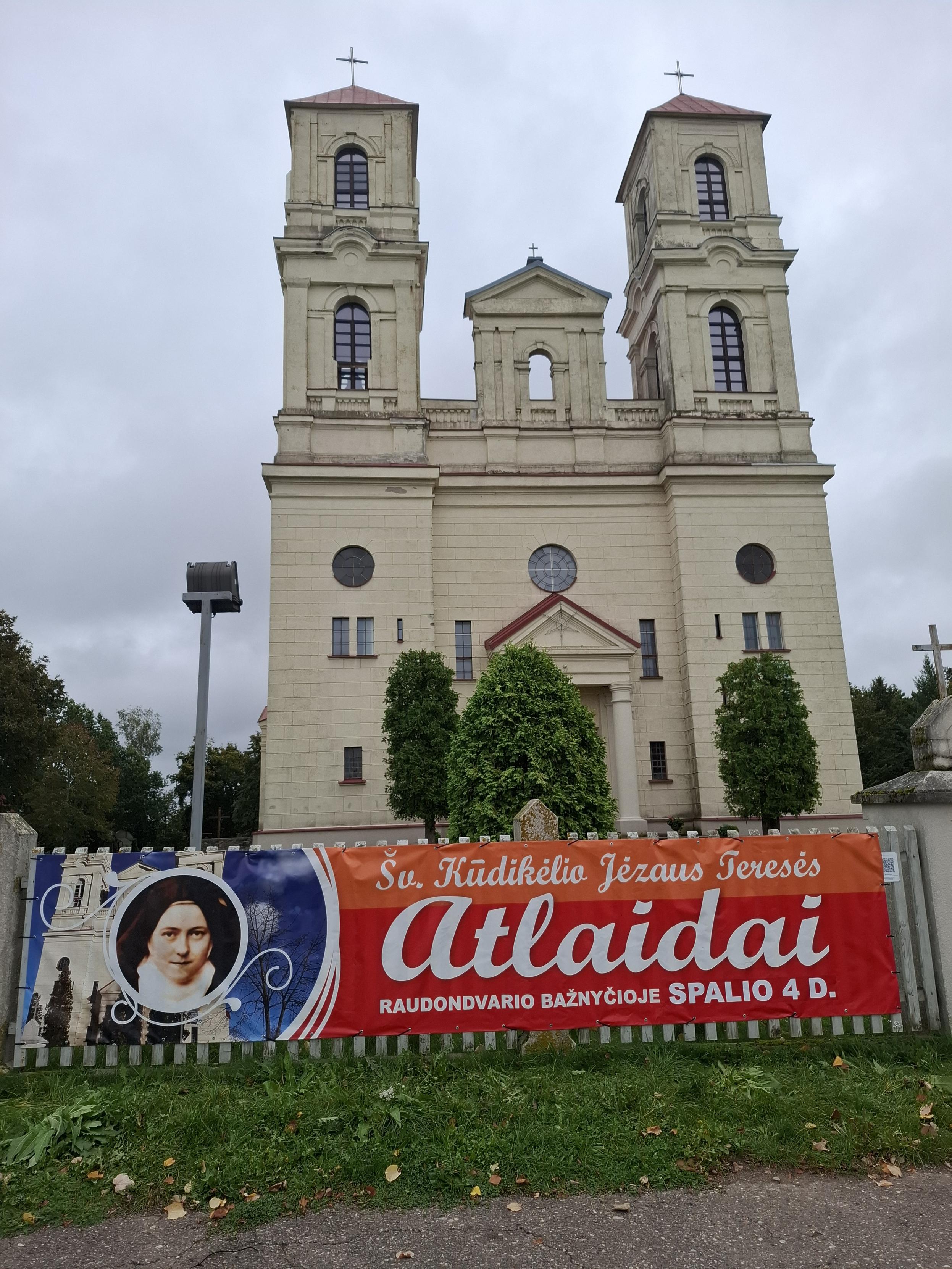 Raudondvario bažnyčia su atlaidų reklama