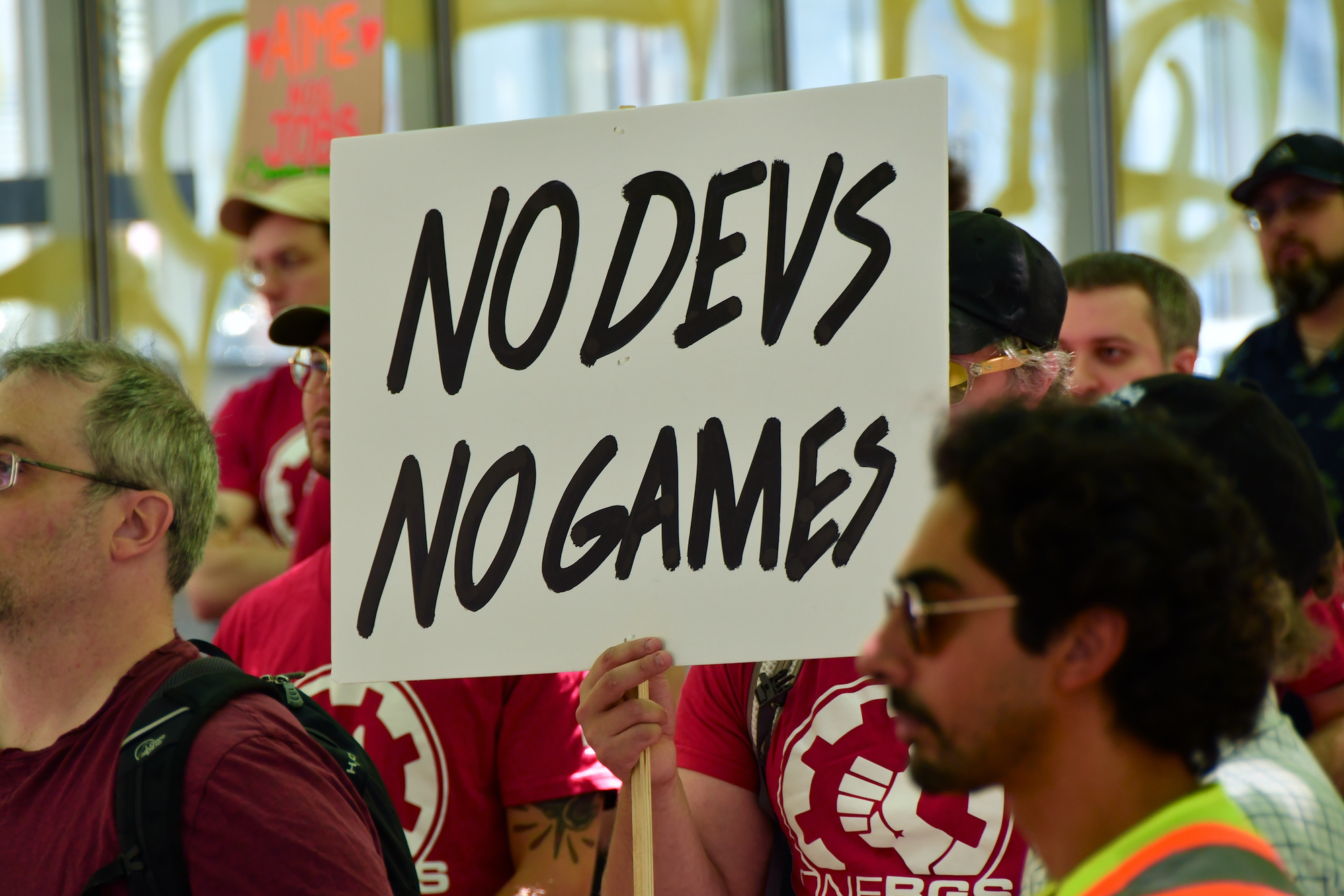 Sur une pancarte est écrit: No Devs, No Games